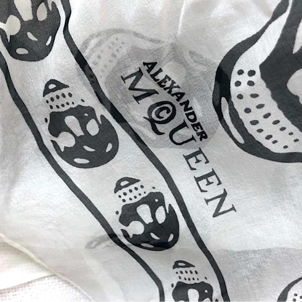 Alexander McQueen Classic Skull Scarf, Silk - Picture 3 of 6